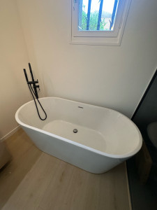 Photo de galerie - J’ai posé un Baignoire Îlot double dos je fixe le Robinet au sol