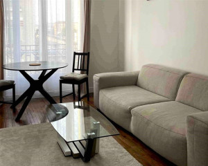 Photo de galerie - Avant : Aménagement d’un salon avec un budget limité : optimisation d’un espace étroit pour gagner en sensation de volume et transformer un intérieur terne en un espace plus harmonieux.