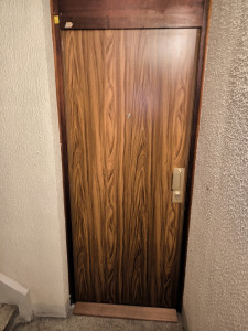 Photo de galerie - Pose de porte sécurisée avec respect du code couleur de la co propriété 