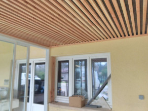 Photo de galerie - Pose de tasseaux en douglas au plafond  pour une pièce recevant un jaccuzi. 