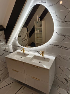 Photo de galerie - Carrelage, double meuble vasque,  et miroir lumineux 