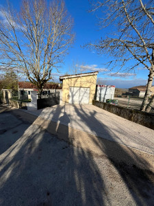 Photo de galerie - Réalisation d’un gravillon lavé avec caniveau , d’un seuil et piliers puis pose du portail 