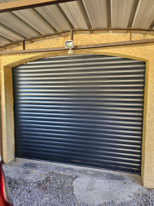 Photo de galerie - Remplacement porte basculante par porte de garage enroulable 