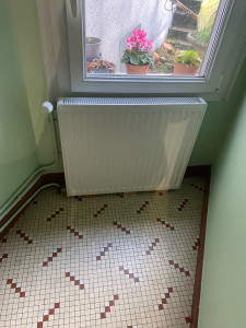 Photo de galerie - Remplacement d’un radiateur fonte par un radiateur moderne avec tête thermostatique 
