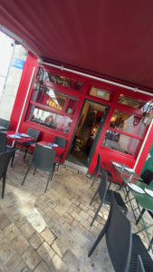 Photo de galerie - Réalisation d’une façade en rouge qui étais vert. Ponçage,révision et peinture en 3 couche 
