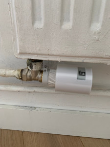 Photo de galerie - Remplacement d'un robinet de radiateur par corps thermosatique et tête Netatmo connecté 