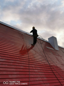 Photo de galerie - Travaux sur cordes, nettoyage au nettoyeur haute pression avant mise en peinture. À Chasseneuil du Poitou