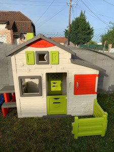 Photo de galerie - Montage d’une maison de jardin en kit pour enfant 