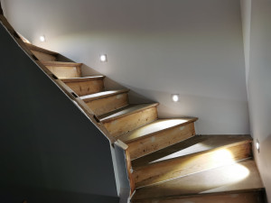 Photo de galerie - Installation d'un circuit pour spot lumineux escalier 