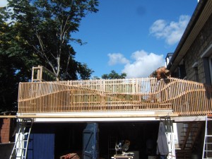 Photo de galerie - Terrasse 35m² en Douglas et Robinier sur garage double avec récupération d'eau de pluie, accès à la maison et escalier vers le jardin.
Un projet à 45000€