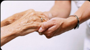 Photo de galerie - Nous accompagnons les personnes âgées avec douceur et respect, pour leur offrir confort, sécurité et sérénité à domicile.