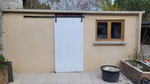 Photo de galerie - Construction façade de bâtiment. 
Réalisation porte sur mesure. 
Réalisation appui de fenêtres.
Pose en tunnel de fenêtres. 
Réalisation enduit de finition.
