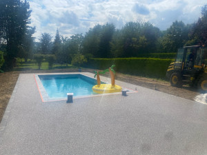 Photo de galerie - Piscine coque avec plage résine 