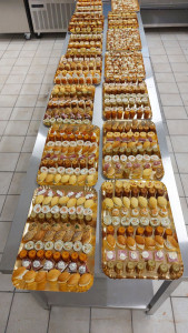 Photo de galerie - Préparation et dressage de petits fours pour un banquet