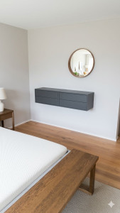 Photo de galerie - Fixation d'un miroir et meuble.