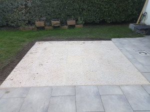 Photo de galerie - Pose de dalles pour accueillir un spa. Décaissement , pose de sable , sol à niveau puis pose des dalles.