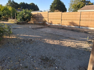 Photo de galerie - Terrassement et préparation du terrain afin de créer une surface propre, stable et fonctionnelle.
Mise à niveau du sol et préparation de la zone pour son futur aménagement.