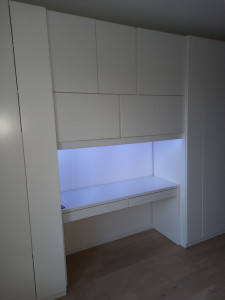 Photo de galerie - Armoire Pax avec intégration d'un bureau et éclairage led