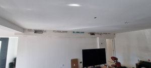 Photo de galerie - Création et mise en œuvre d’un caisson en plaques de plâtre pour l’habillage des gaines de ventilation de climatisation.