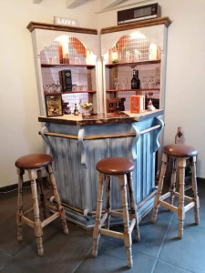 Photo de galerie - Restauration complète du bar avec ses tabourets qui étaient tout bois foncé au départ. 