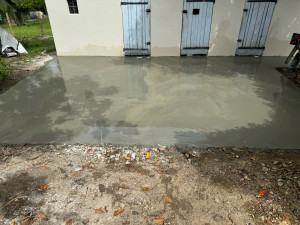 Photo de galerie - Dalle terrasse extérieure coulage en béton armée dosée à 350kg. Terrassement et évacuation par nos soin.