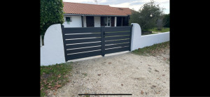 Photo de galerie - Pose d’un portail battant aluminium 