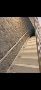 Photo de galerie - Rénovation et remise en état d’escalier: Dépose et pose de papier peint. Peinture spéciale sol et escalier. Pose de rampe d’escalier. Remplacement d’applique murale led. Remplacement de deux interrupteurs. Pose de garde-corps en bois