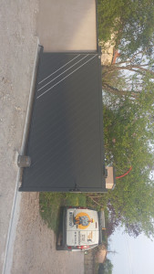 Photo de galerie - J'ai effectuer la pose d'un portail électrique complet .
Pose du rail au sol , du girophare , du moteur , tirage de câble raccordement + mise en service complet avec paramétrage des telecomande .