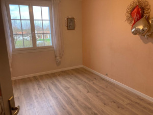 Photo de galerie - Pose parquet flottant et plinthes 