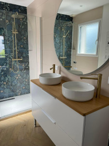 Photo de galerie - Réfection complète de la salle de bain : plomberie, électricité, carrelage, placo, installation des meubles. 