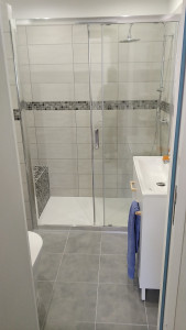 Photo de galerie - Création complète d'une salle de bain fonctionnelle (Douche, lavabo, WC) dans un espace de 3,50m²