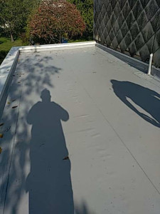Photo de galerie - Agrandissement d'une maison toiture plate pose désolant et membrane et couvertine