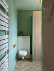 Photo de galerie - Création d'une salle de bains, incluant douche, baignoire, vasque, espace WC et buanderie. Déco zen mixant le vert et le bois.