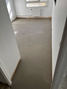 Photo de galerie - Application d’un reagreage pour recevoir la pose de carrelage 