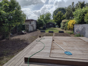 Photo de galerie - élimination de la mousse de tout le jardin, retournage d'une partie de la terre, et plantage d'une nouvelle pelouse
