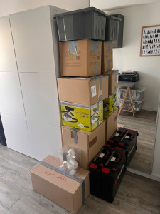 Photo de galerie - Organisation et empilage de cartons avant déménagement