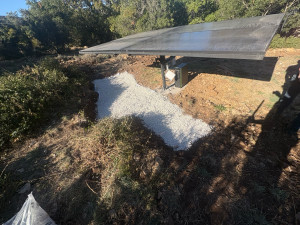 Photo de galerie - Terrassement sur la face exposée du panneau solaire puis geo textile et remblais de gravier calcaire pour une légère amélioration énergétique. 
