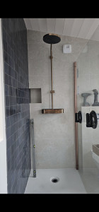 Photo de galerie - Installation bac douche , colonne paroie et vasques
