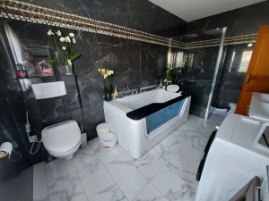 Photo de galerie - Création de salle de bain balnéo, douche, 
wc japonais, meuble vasque avec miroir connecté. 
