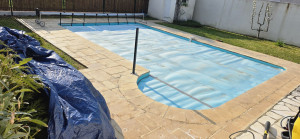 Photo de galerie - Nettoyage de tour de piscine avant avec produit 