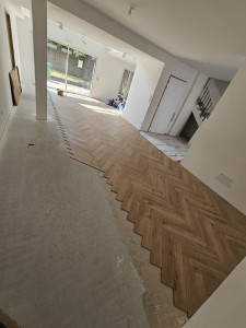 Photo de galerie - Rénovation d’un parquet en bois massif avec ponçage et vitrification pour redonner tout son éclat au bois naturel. Finitions soignées et résultat élégant. Réalisation BATNEO RENOV, spécialiste de la rénovation de A à Z.
