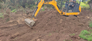 Photo de galerie - Mise à plat de terrain en friche plus de 4 tonnes de pierres évacuées et plusieurs tonnes de terre bougé 