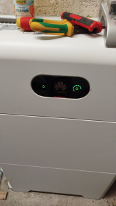 Photo de galerie - Maintenance et analyse d'une batterie Huawei 10kw.
photo : vérification visuel des informations module BMS