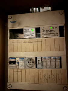 Photo de galerie - Installation électrique d’une minuterie pour l’éclairage d’un couloir d’immeuble