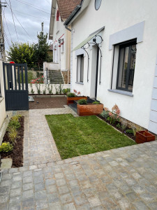 Photo de galerie - Pose du gazon, plantation des massifs