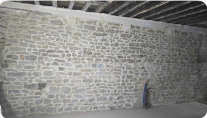 Photo de galerie - Réalisation de joints de pierres en apparent dans une maison.