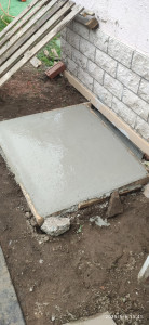 Photo de galerie - Création d'une dalle en béton fibré pour accueillir la futur pompe à chaleur