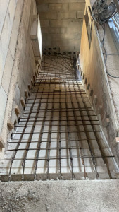 Photo de galerie - Coffrage d’un escalier quart tournant ferraille et coulage du béton  