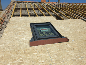 Photo de galerie - En sous traitance pose de véluxe, aide, dépose du toit et pose du début jusqu'à la fin