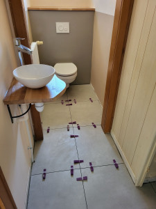 Photo de galerie - Carrelage WC suspendu peinture lavabo maison 